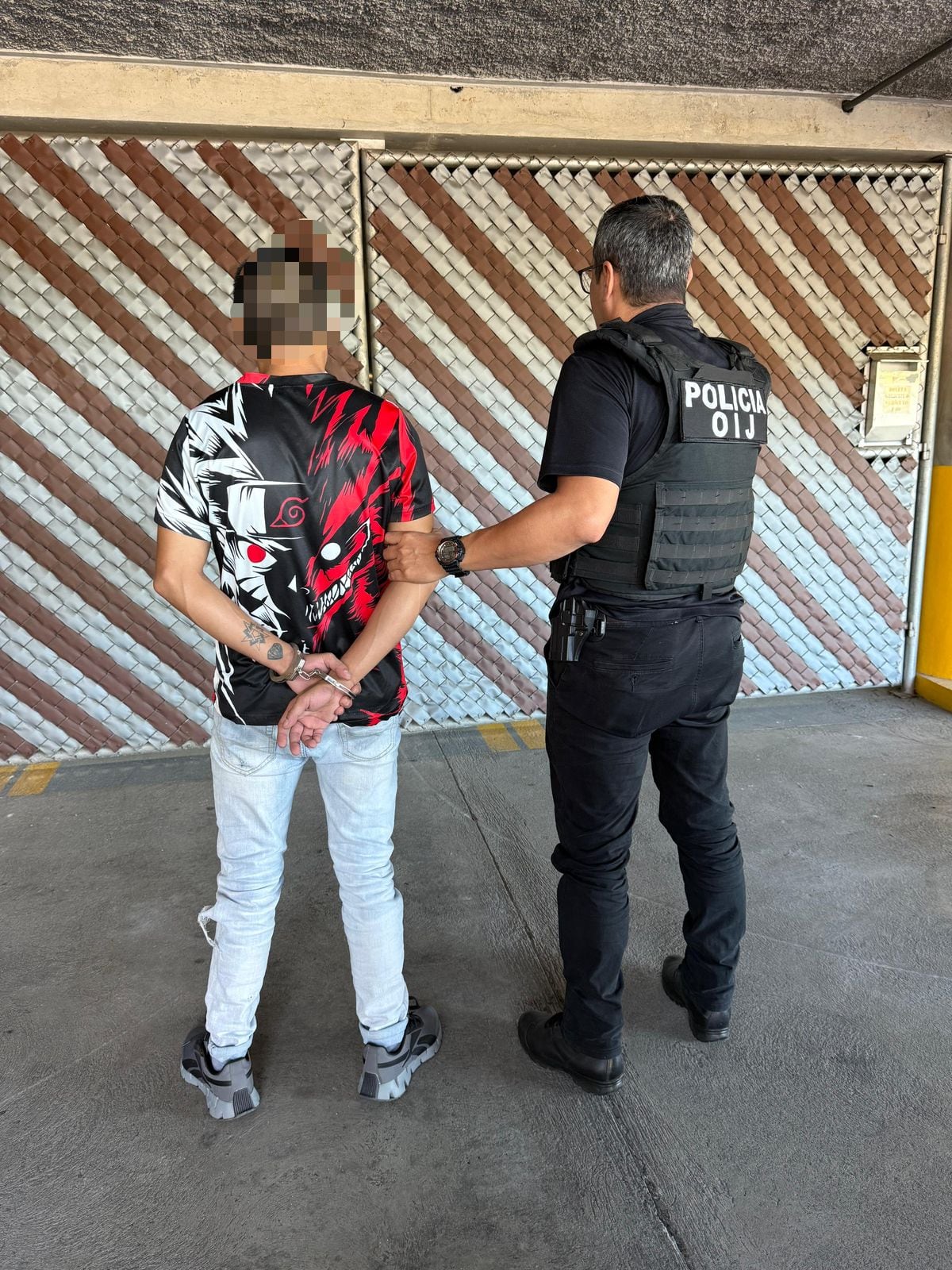 El OIJ de Alajuela detuvo a los sospechosos de asaltar a un joven corredor y les decomisó evidencia relacionada con el caso.