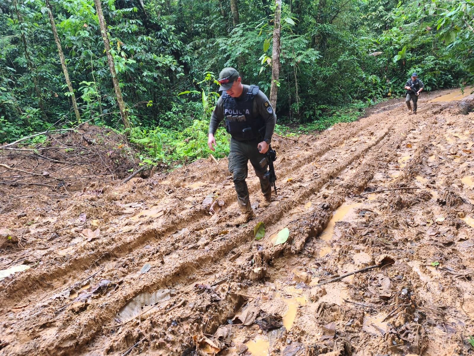 El Ministerio de Seguridad Pública detuvo a 11 personas durante una incursión al cerro Conchudita, en Cutris de San Carlos, como parte de las acciones de vigilancia contra la minería ilegal de oro que se realiza en el sitio de difícil acceso.