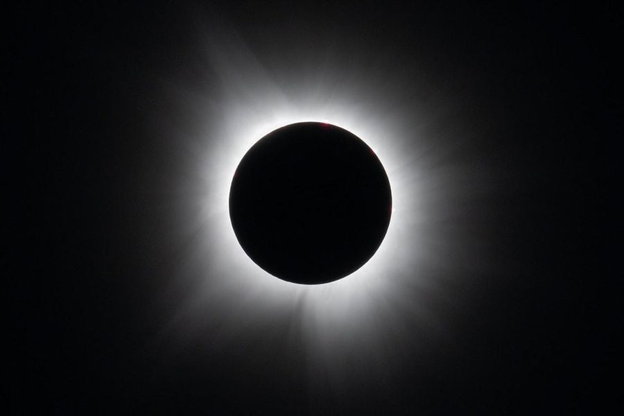 Registro de un eclipse solar total divulgado por la NASA.
