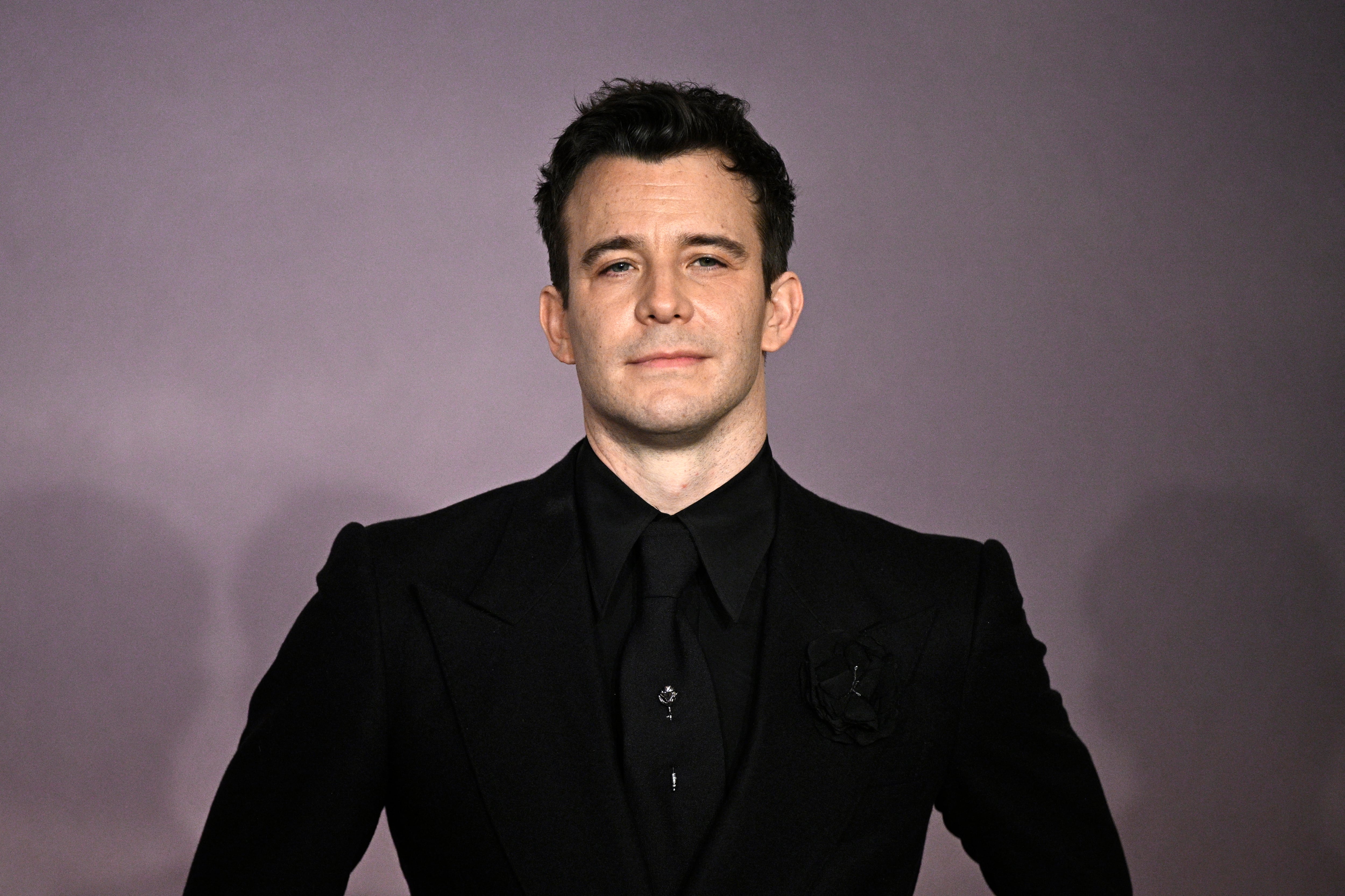 El actor británico Luke Thompson llega al estreno mundial de “Bridgerton, temporada 4” en el Palais Brongniart, en París, el 14 de enero de 2026. (Foto de JULIEN DE ROSA / AFP)