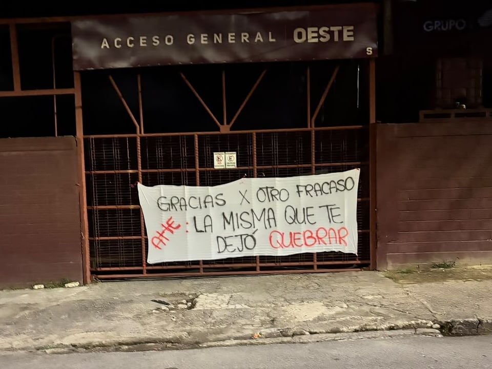 Esta fue la manta que colocaron en el estadio Ricardo Saprissa.