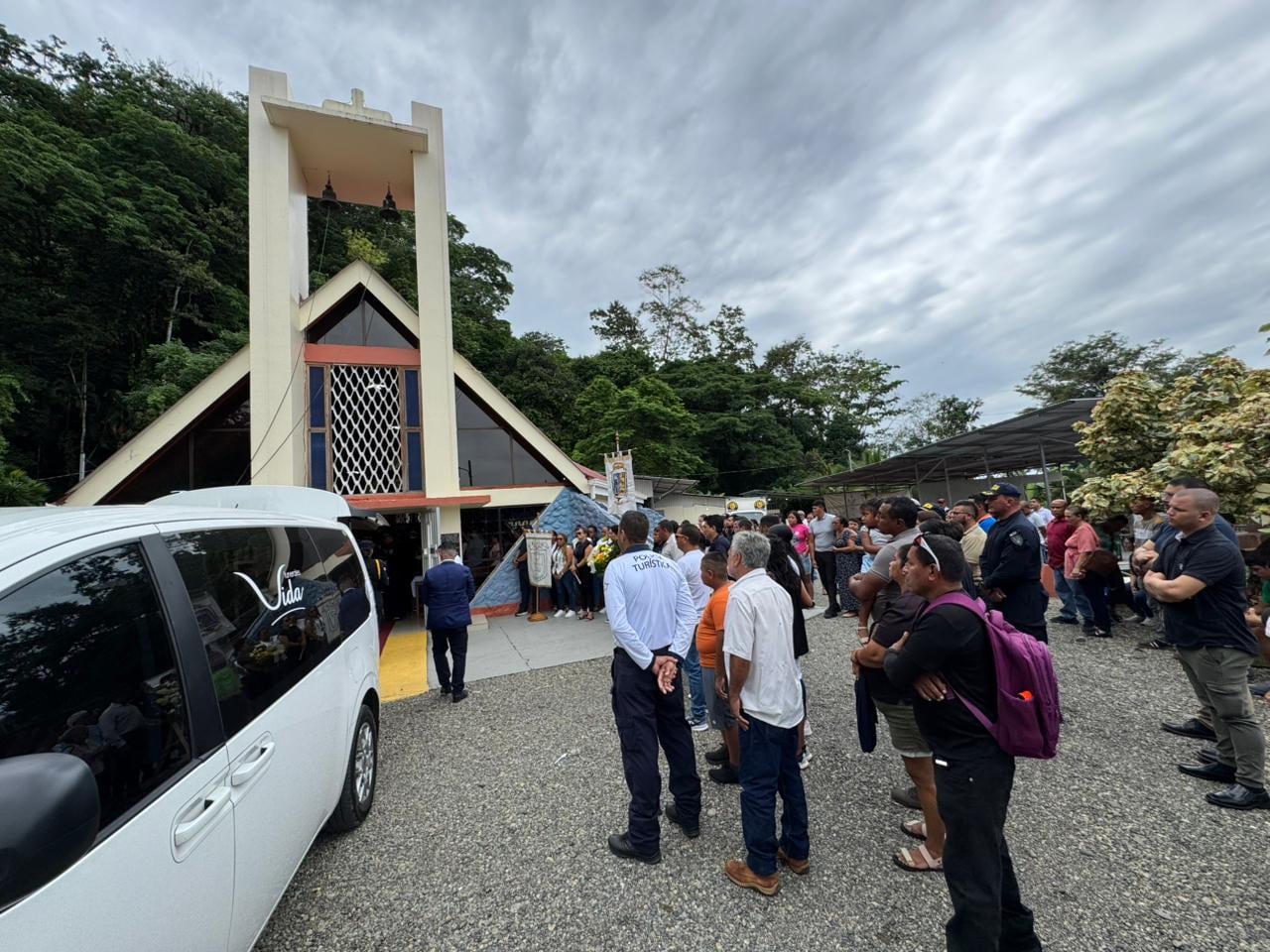 La iglesia San Antonio de Padua, en Bribri, Talamanca, recibe los restos mortales de Gerson Rosales, oficial de Fuerza Pública asesinado el pasado 13 de mayo por delincuentes en Batán.