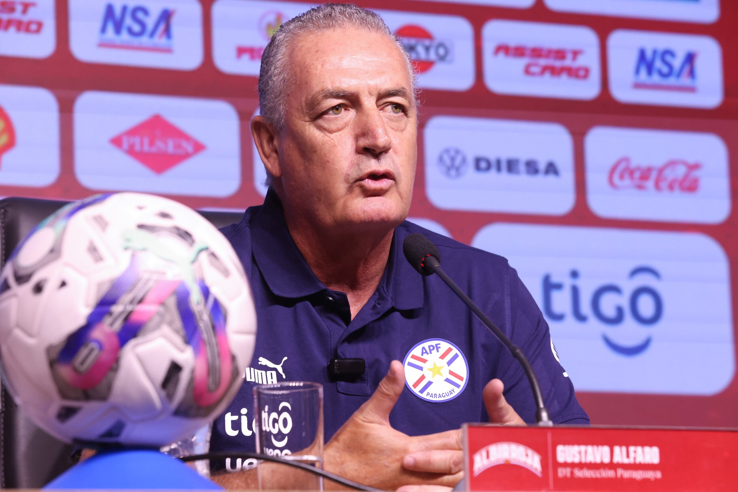 Gustavo Alfaro se puso por primera vez la camiseta de la selección de Paraguay. El técnico tiene contrato hasta el final de las eliminatorias de Conmebol y un eventual Mundial del 2026, si logra clasificar.