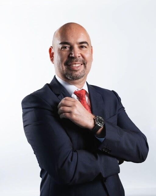 Retrato del socio director de impuestos de PwC Costa Rica, autor de una columna en La Nación sobre estrategias fiscales y pago legal de impuestos.