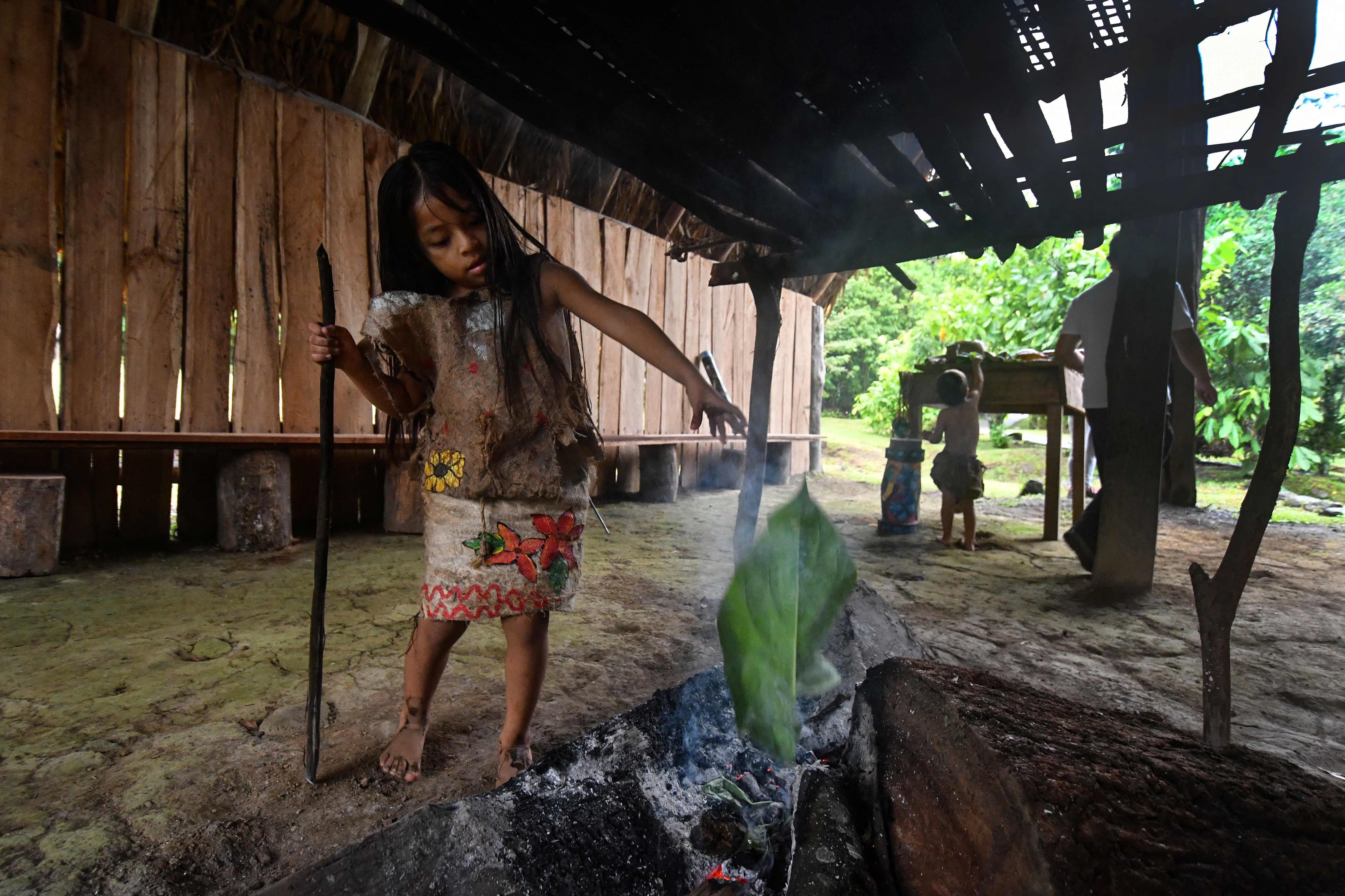 En las faldas del volcán Tenorio, cerca del cauce del río Celeste, el pueblo indígena maleku reclama recibir los beneficios que asegura le corresponden, generados por el próspero circuito de ecoturismo en el norte de Costa Rica.