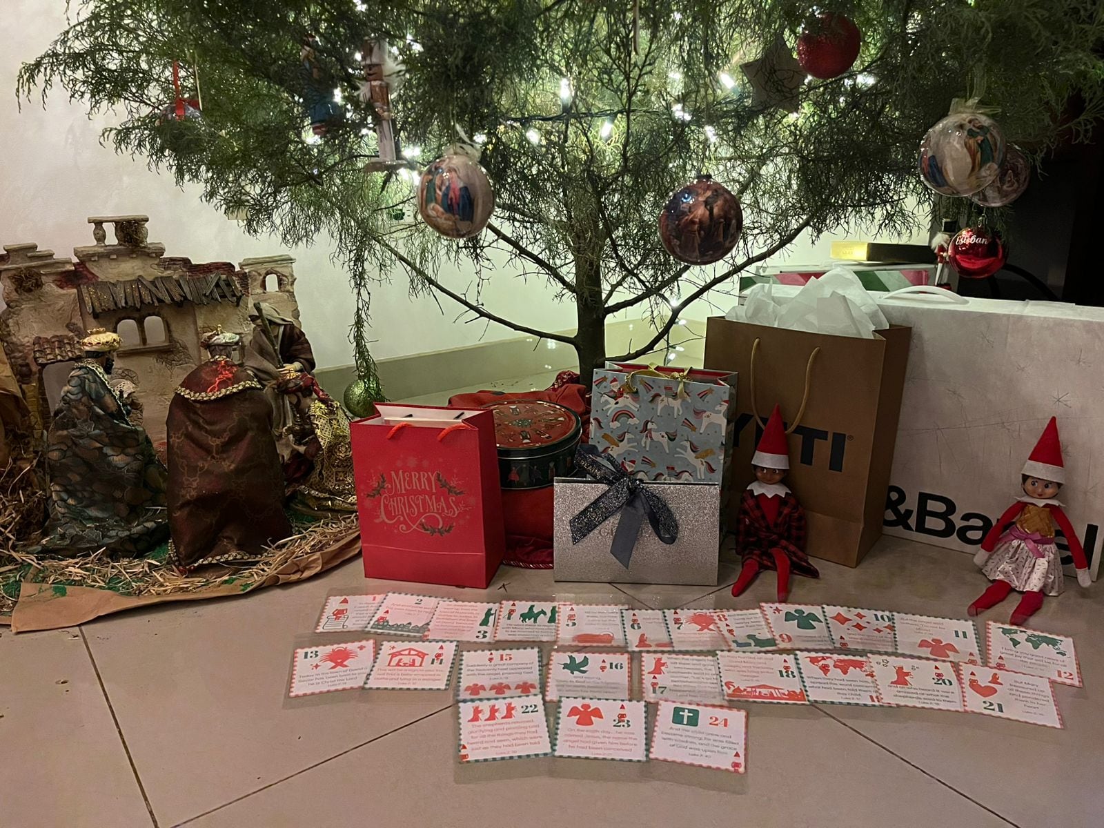 El elfo puede modelar conductas como compartir, ayudar o expresar cariño, reforzando el aprendizaje por imitación.