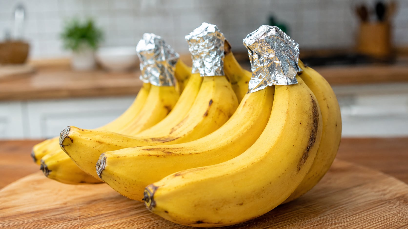Papel aluminio o un recipiente hermético pueden ayudar a conservar las bananas durante más días y reducir su oscurecimiento.
