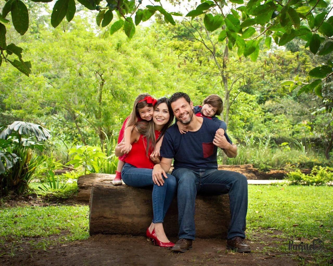 Gerardo Zamora y Ginnés Rodríguez con sus hijos.