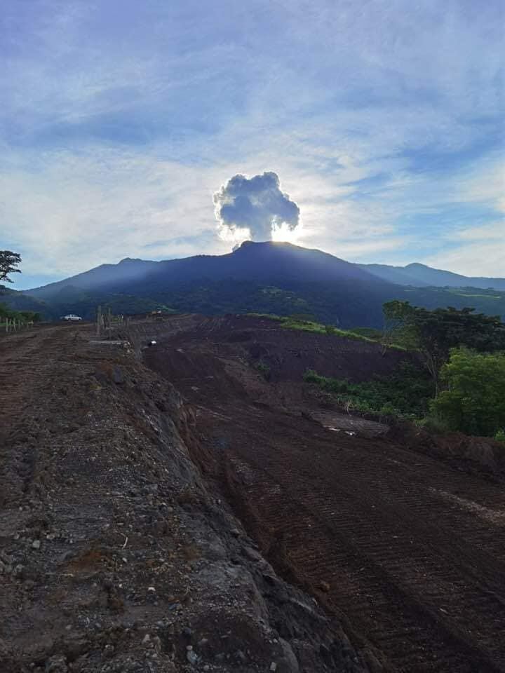 El jueves 17 estaba despejada la cima y a las 6:30 a. m. se pudo ver esta erpución con una columna de más de un kilómetro desde el proyecto geotérmico Borinquen en las faldas del coloso. Foto: Wagner Salazar.