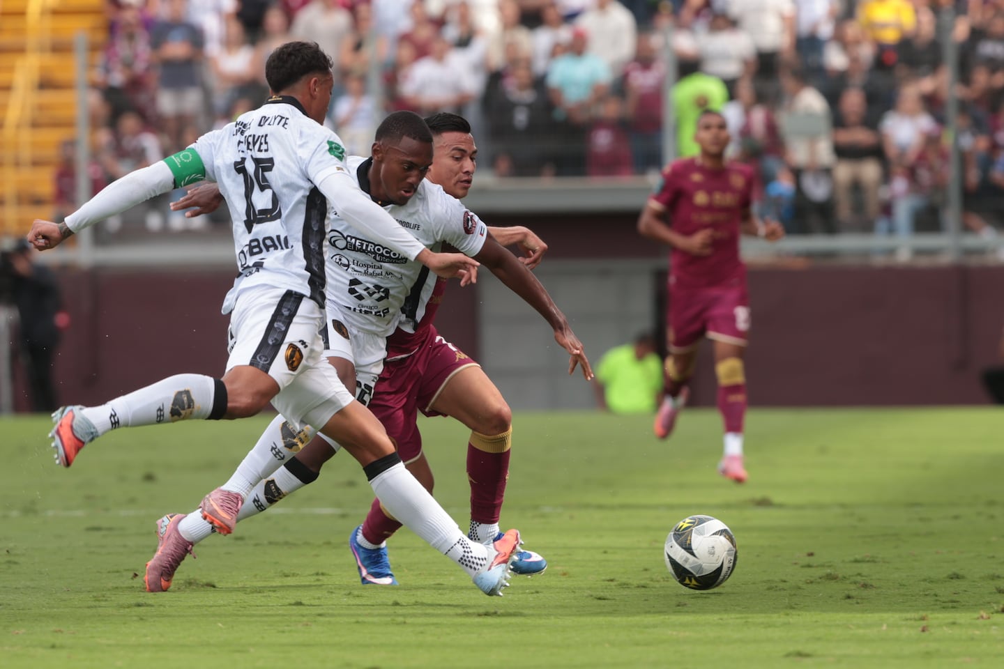 Jugador de Liberia mandó ‘a pesas’ a Gerald Taylor y a cerrar las piernas a Abraham Madriz (video)