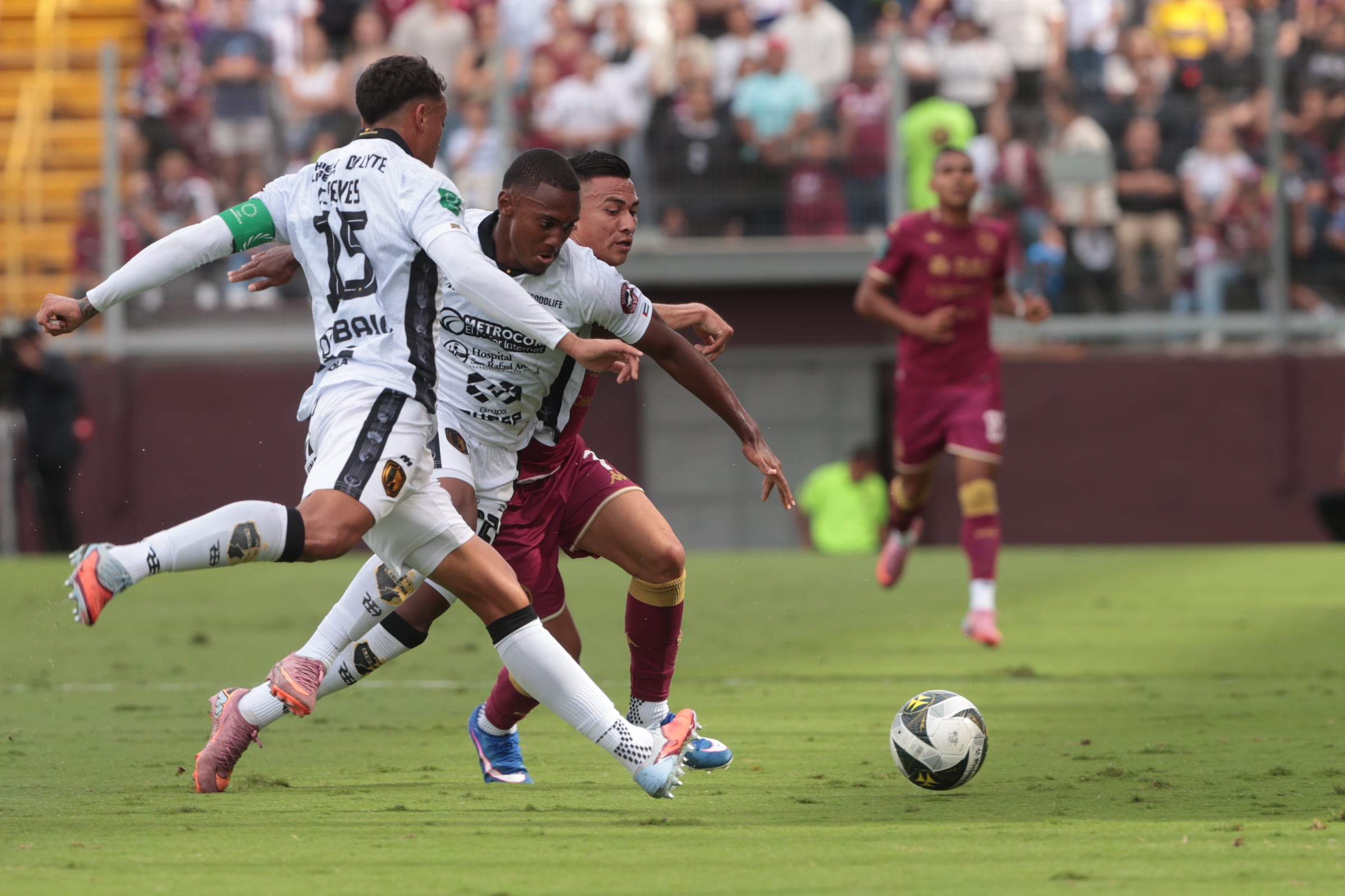 Jugador de Liberia mandó ‘a pesas’ a Gerald Taylor y a cerrar las piernas a Abraham Madriz (video)