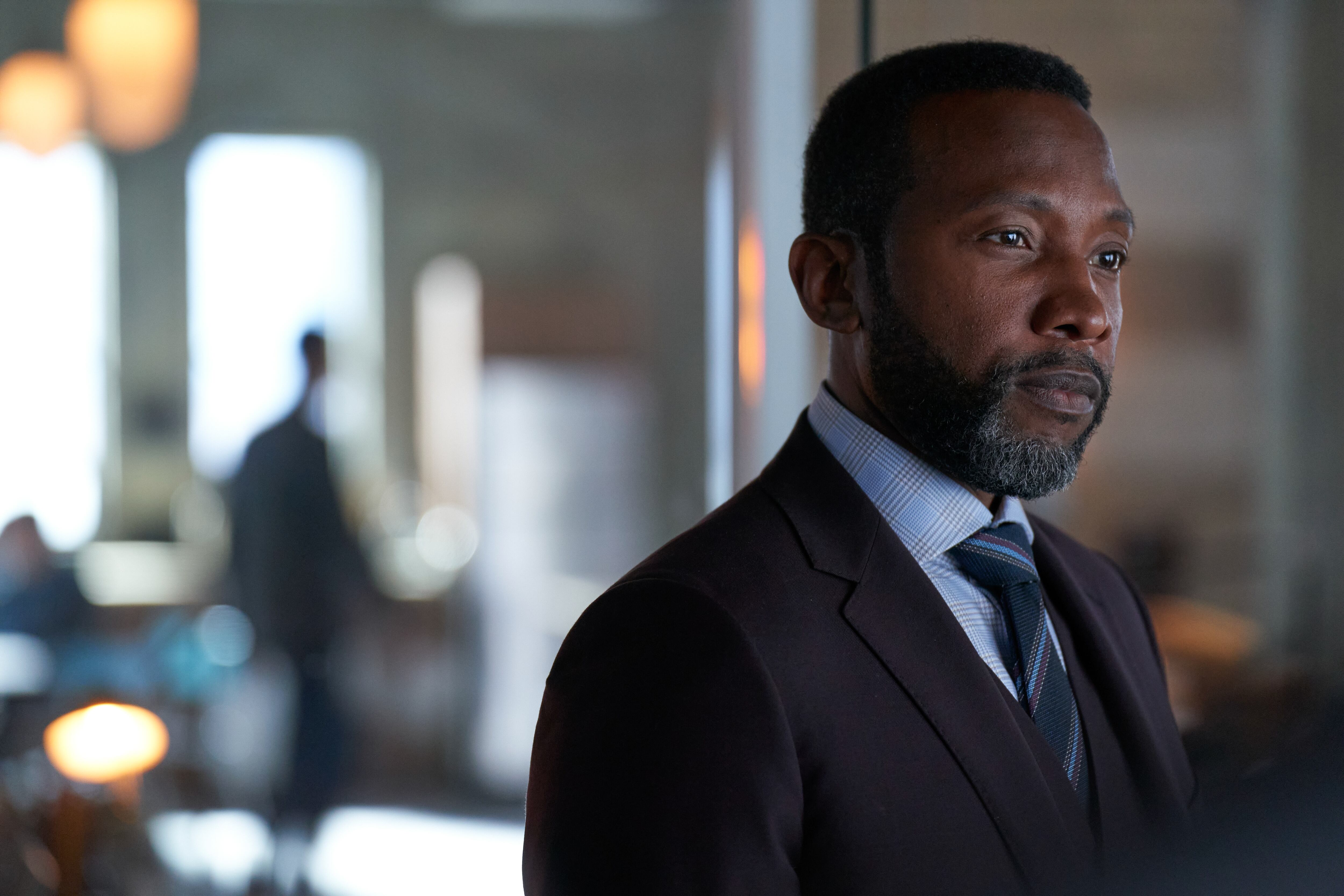 El actor K. C. Collins interpreta al fiscal adjunto Theo Forrester, quien es el asesor legal de la unidad, encargado de garantizar que las pruebas sean admisibles ante el juez.