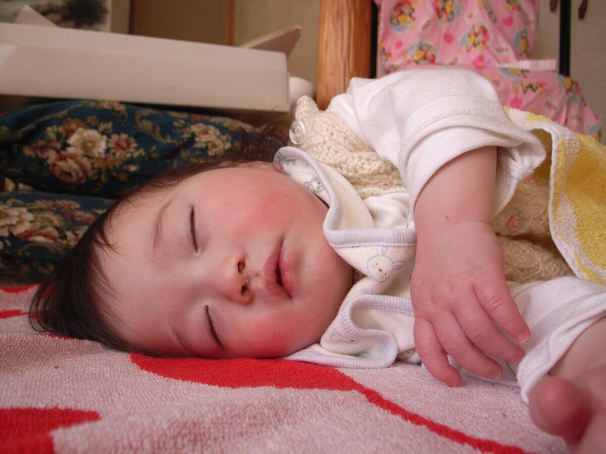https://commons.wikimedia.org/wiki/File:Sleeping_baby_(6410829477).jpg