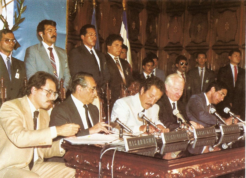 Los cinco presidentes centroamericanos firman el plan de paz en agosto de 1987. De izquierda a derecha: Daniel Ortega (Nicaragua), José Napoleón Duarte (El Salvador), Vinicio Cerezo (Guatemala), José Azcona Hoyo (Honduras) y Óscar Arias (Costa Rica).