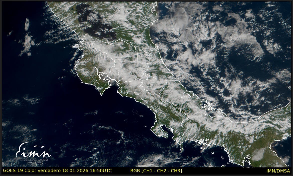 Imagen satelital en color verdadero del 18 de enero de 2026 a las 10:50 a. m. revela amplia cobertura nubosa sobre Costa Rica debido al empuje frío N.° 11.