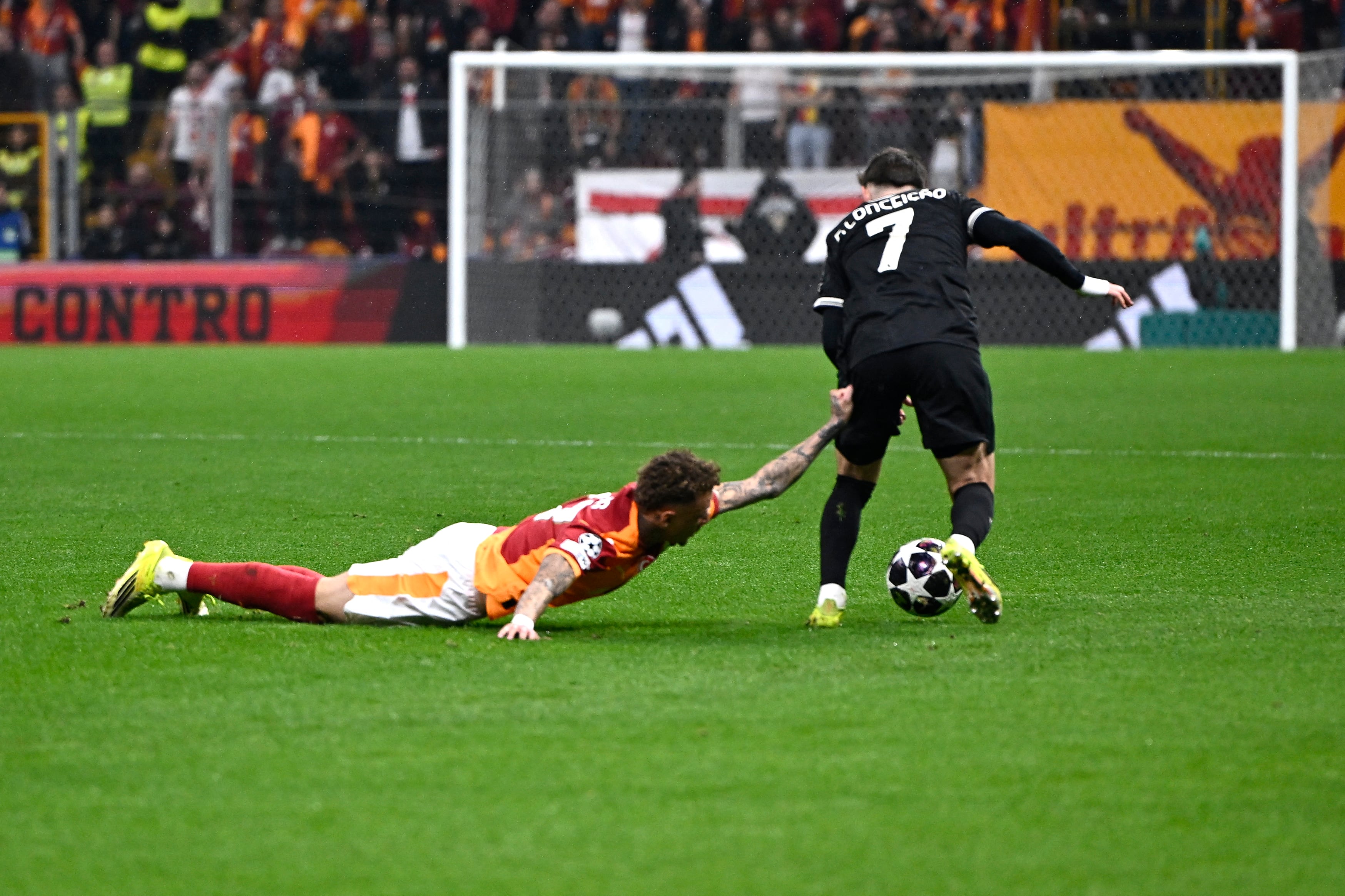 El delantero neerlandés del Galatasaray Noa Lang le hizo esta falta al portugués de la Juventus Francisco Chico Conceicao, durante el compromiso por Champions League.