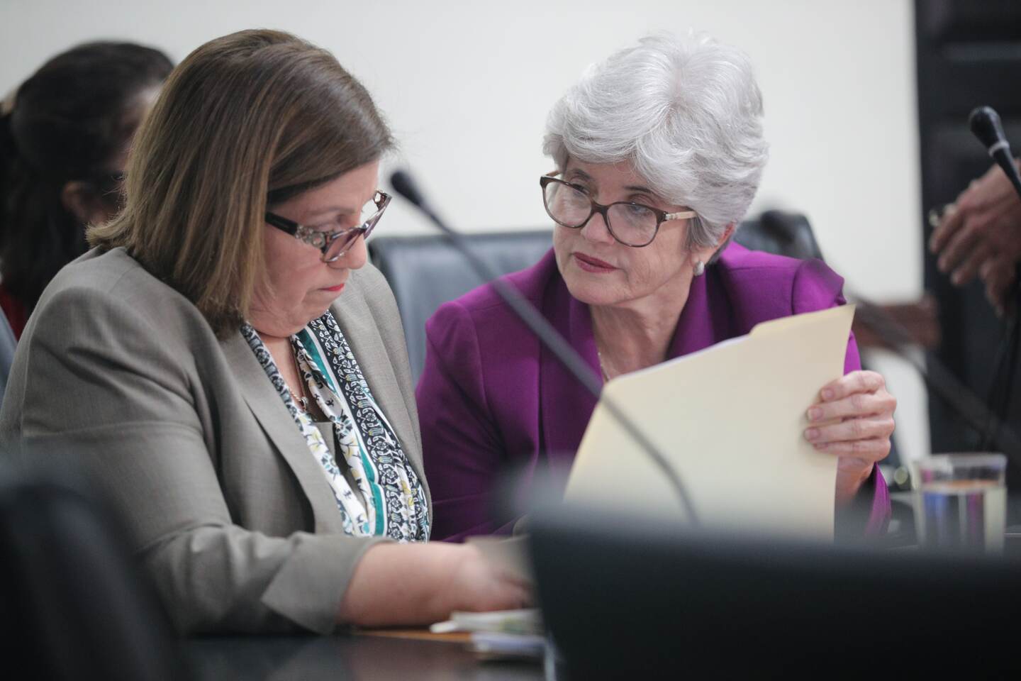27/9/2018. San Jose, Asamblea Legislativa. Comparecencia de Rocio Aguilar (de morado), ministra de Hacienda, sobre hueco presupuestario. En la foto tambien aparece Marjorie Morera (saco gris) directora general de Presupuesto Nacional. Foto Jeffrey Zamora