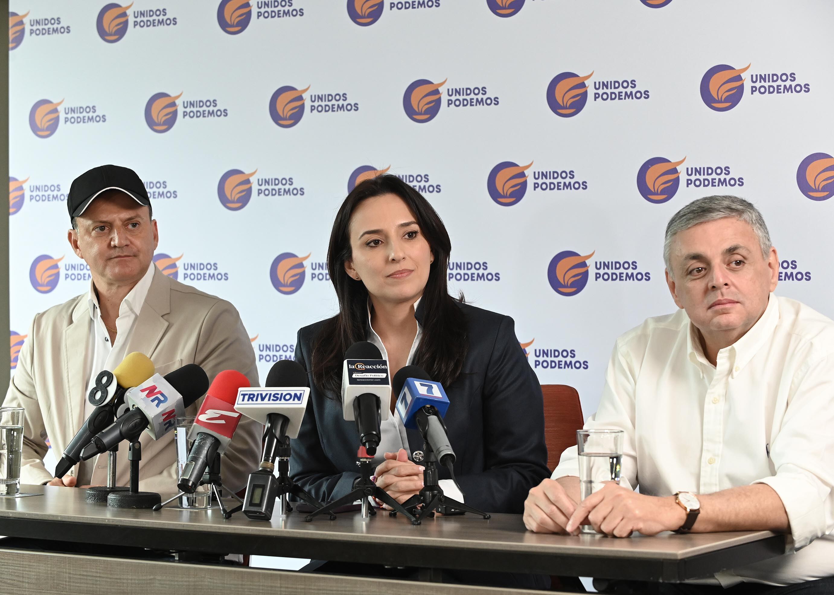 29 de junio del 2025. Hotel Sheraton, Escazú. 12:00 hrs. Presentación a la prensa del partido político Unidos Podemos cuya fundadora es la ex ministra de la Presidencia y militante del Movimiento Libertario Natalia Díaz Quintana. En la foto: Natalia Díaz y otros representantes del partido brindaron declaraciones a la prensa durante la conferencia. De izq. a der: Luis Diego Vargas, Natalia Díaz y Jorge Ocampo. Foto: Albert Marín