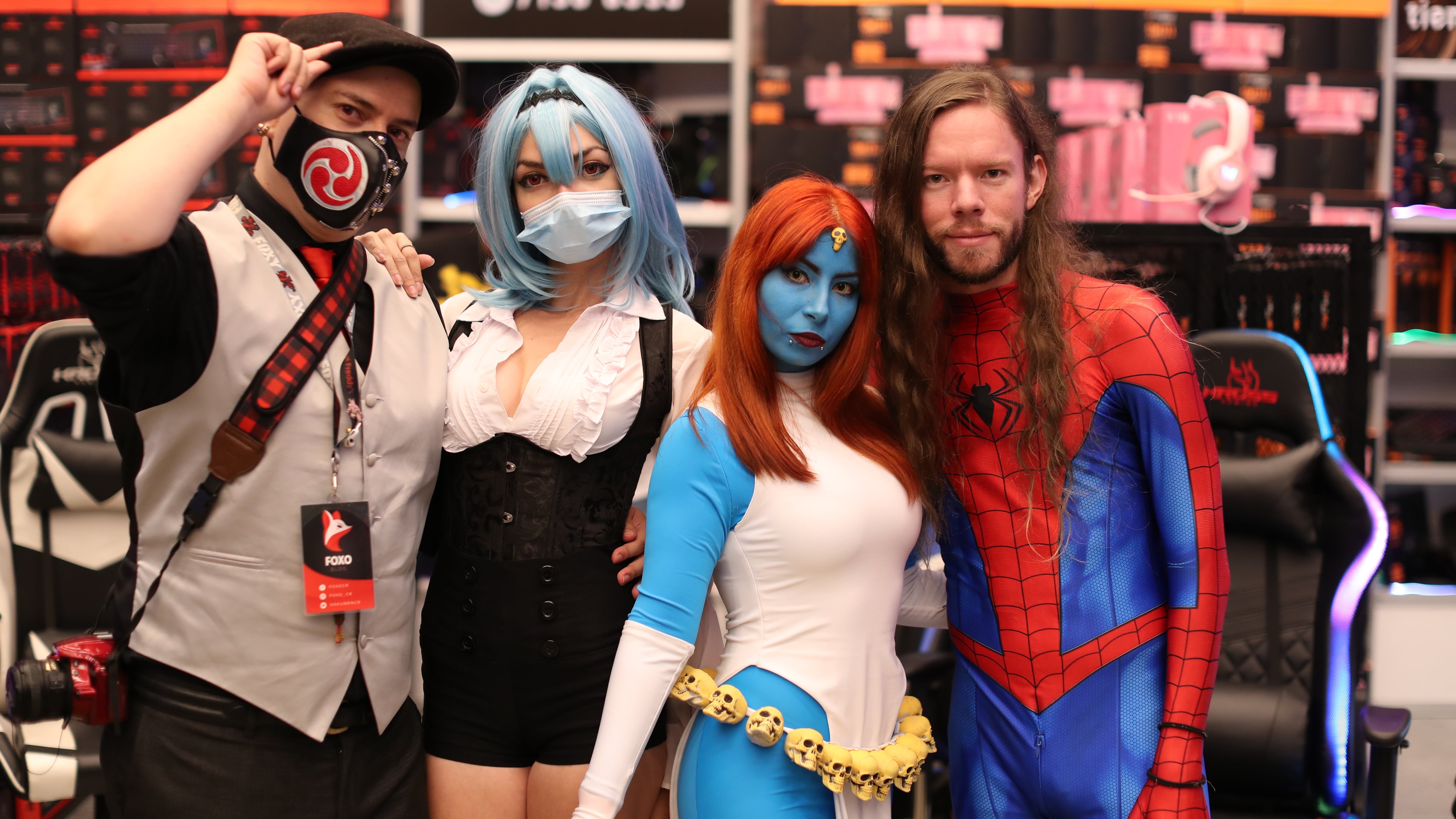 Cuatro cosplayers ticos posan en la Comic Con 2022