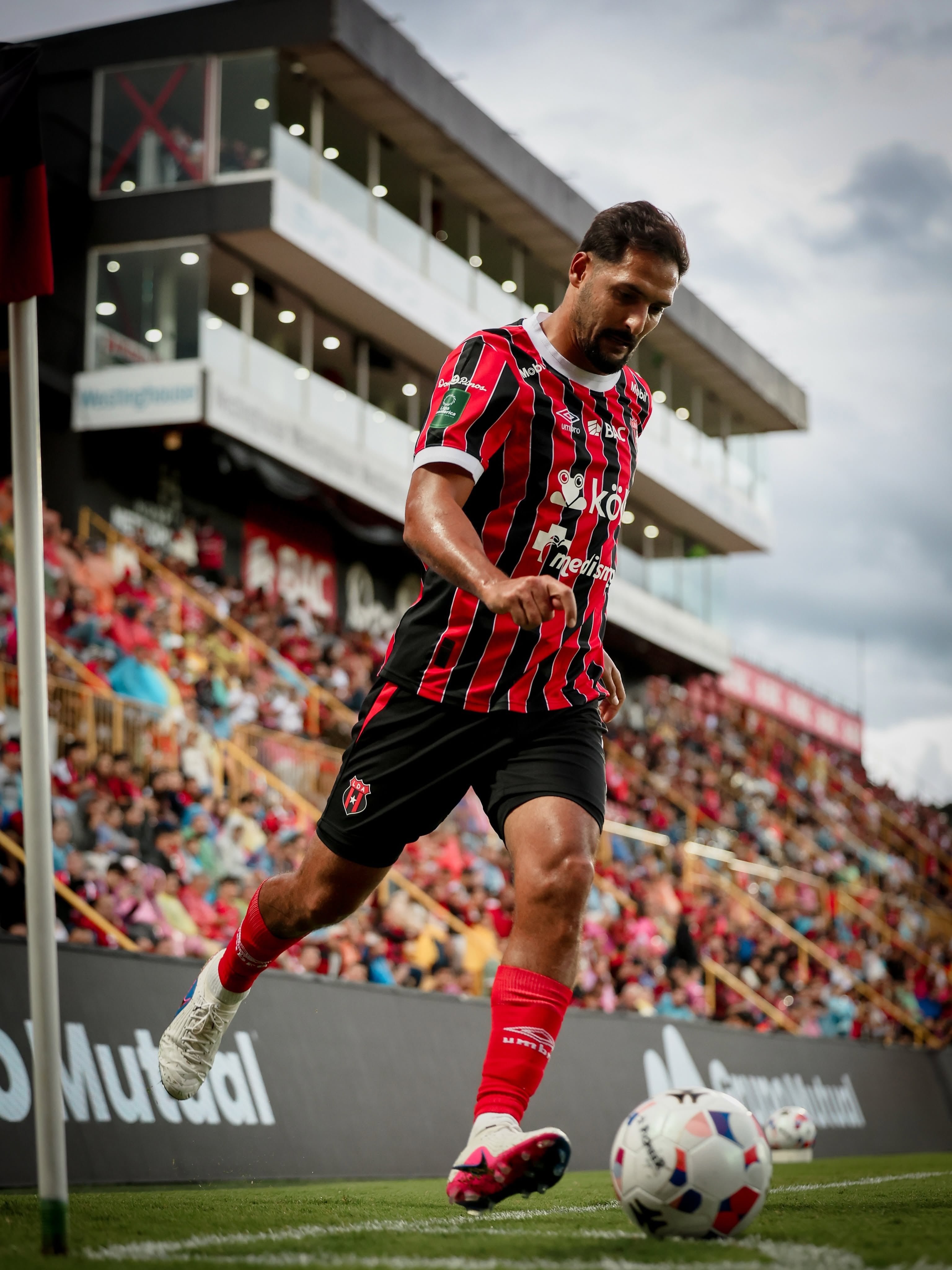 Celso Borges tiene contrato con Liga Deportiva Alajuelense hasta diciembre de este año.