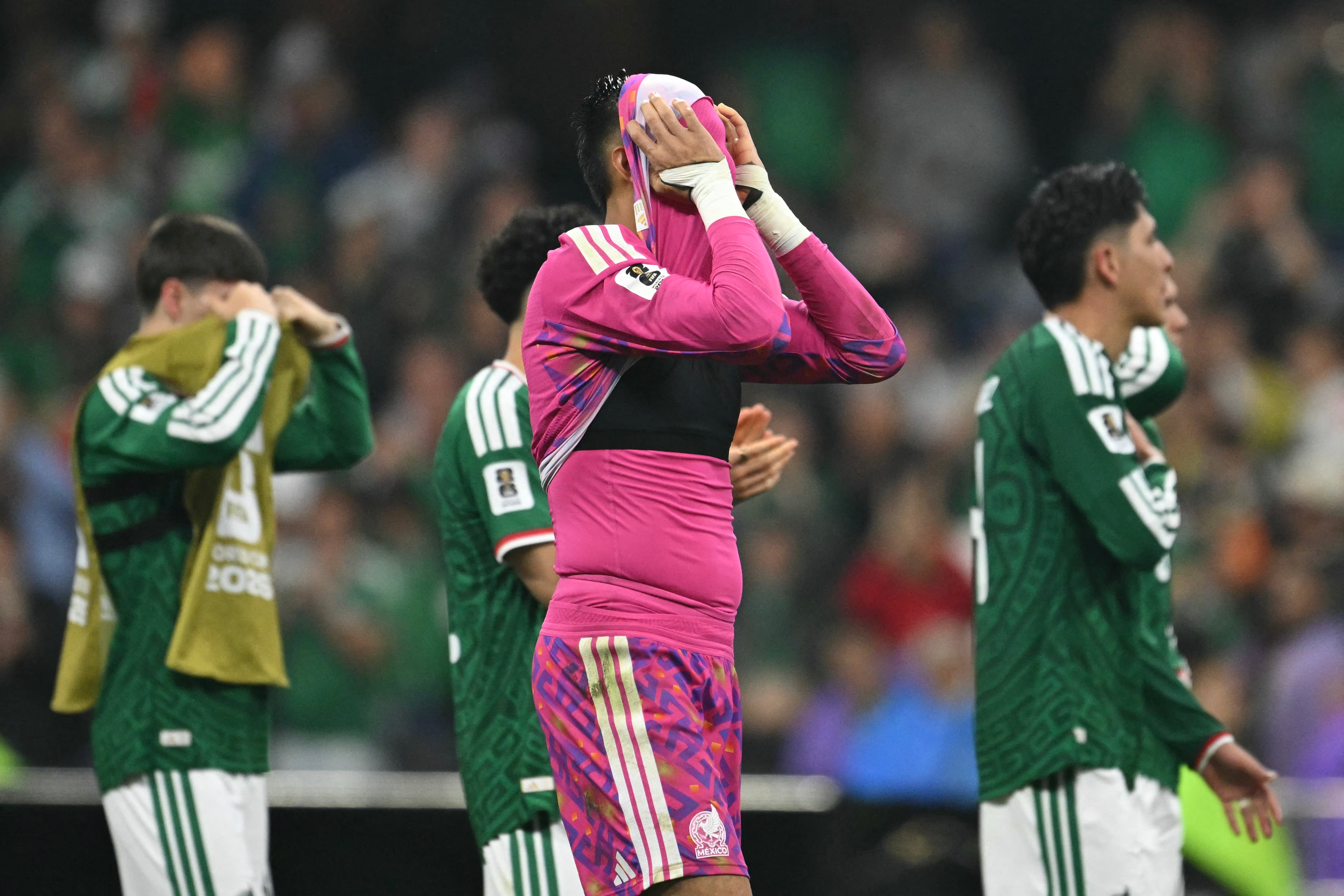 El arquero mexicano Raúl Rangel muestra su tristeza tras la eliminación del Mundial 2026. La selección azteca ya tiene nuevo entrenador.