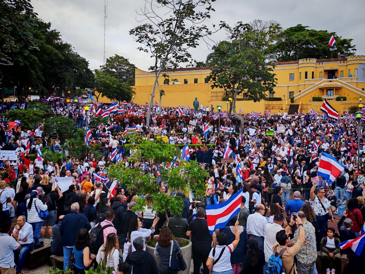 Cientos de personas reunidas en la Plaza de la Democracia por el Plantón por la Justicia Democrática este jueves 6 de agosto de 2026.
