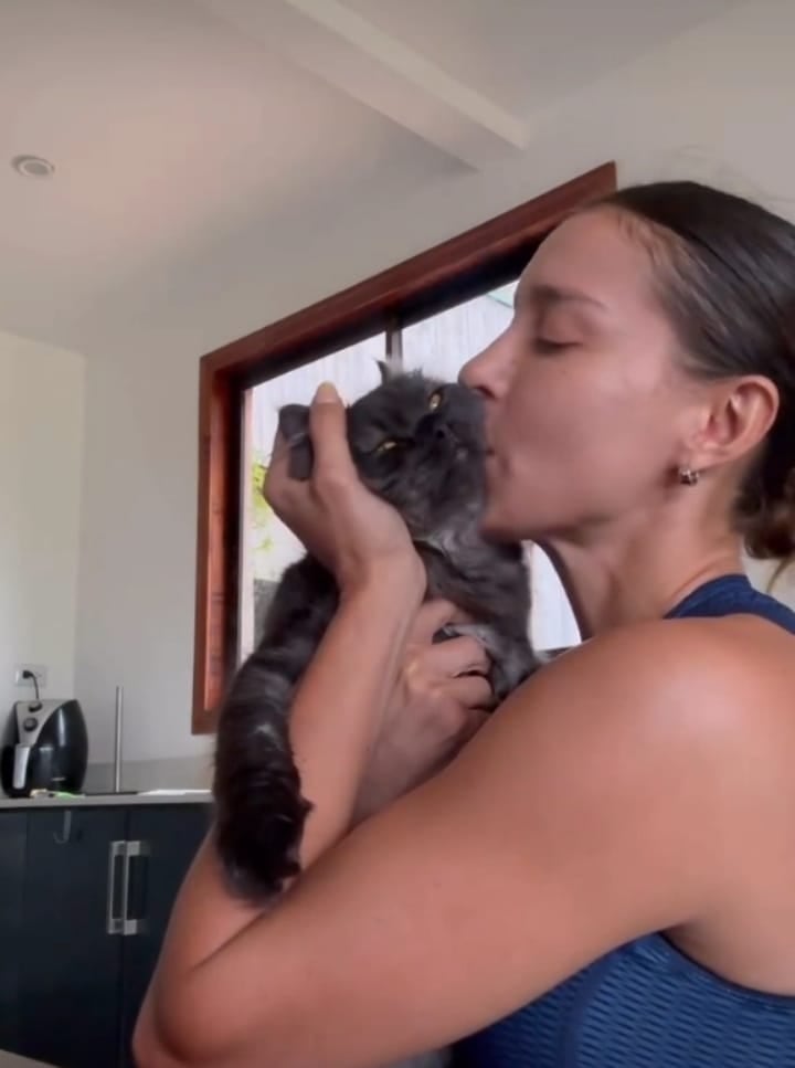 Paola Chacón con su gato Giro
