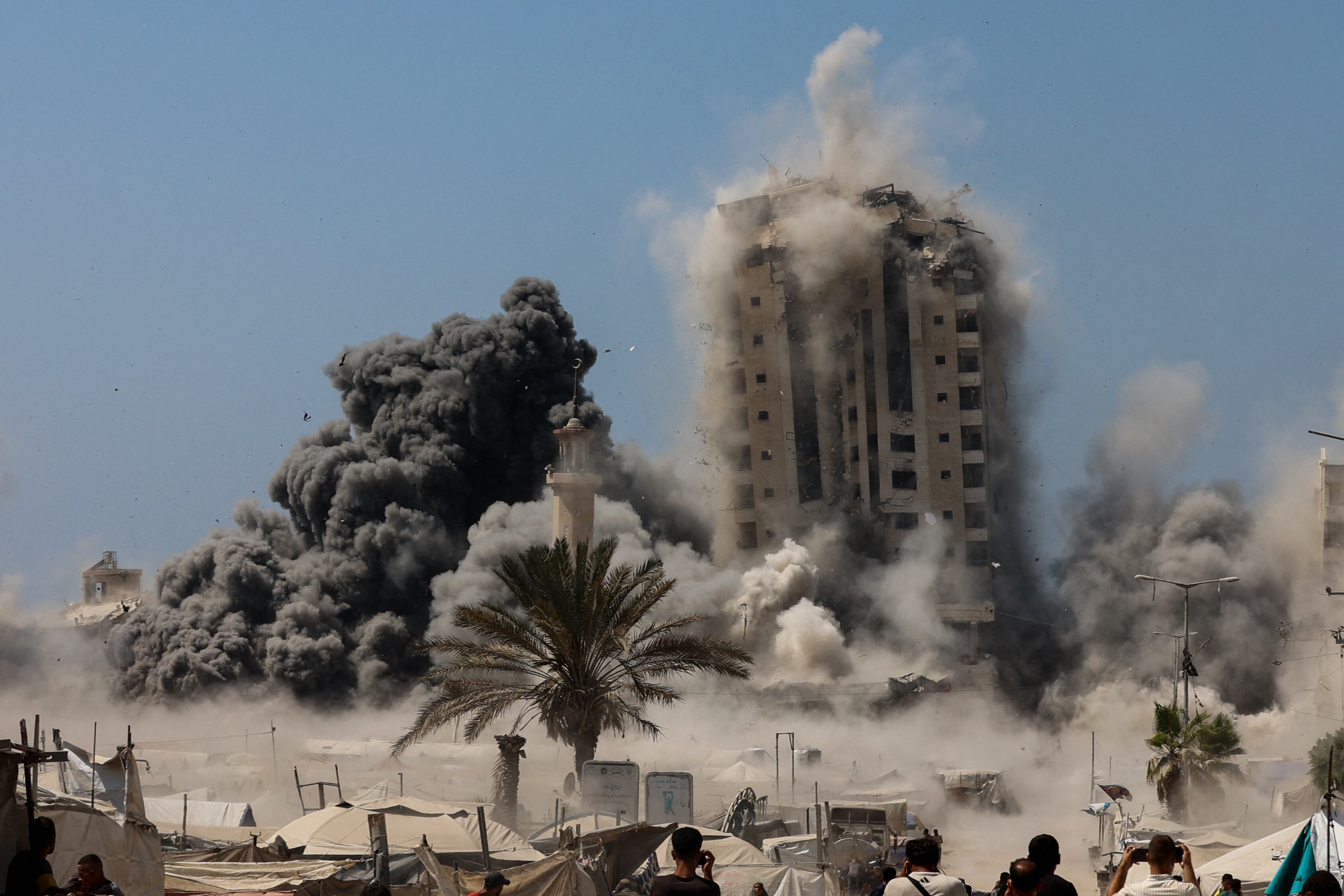 Columnas de humo se elevan durante los ataques israelíes contra la Torre Mushtaha en la Ciudad de Gaza el 5 de septiembre de 2025, en medio de la guerra entre Israel y el movimiento militante Hamás. El ejército israelí afirmó haber atacado un rascacielos en la Ciudad de Gaza el 5 de septiembre, poco después de anunciar que atacaría edificios altos identificados como utilizados por Hamás antes de la conquista planificada del centro urbano por parte de sus fuerzas. (Foto de Omar AL-QATTAA / AFP)
