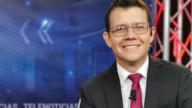Periodista Adrián Marín no sigue en ‘Telenoticias’: fue despedido esta mañana