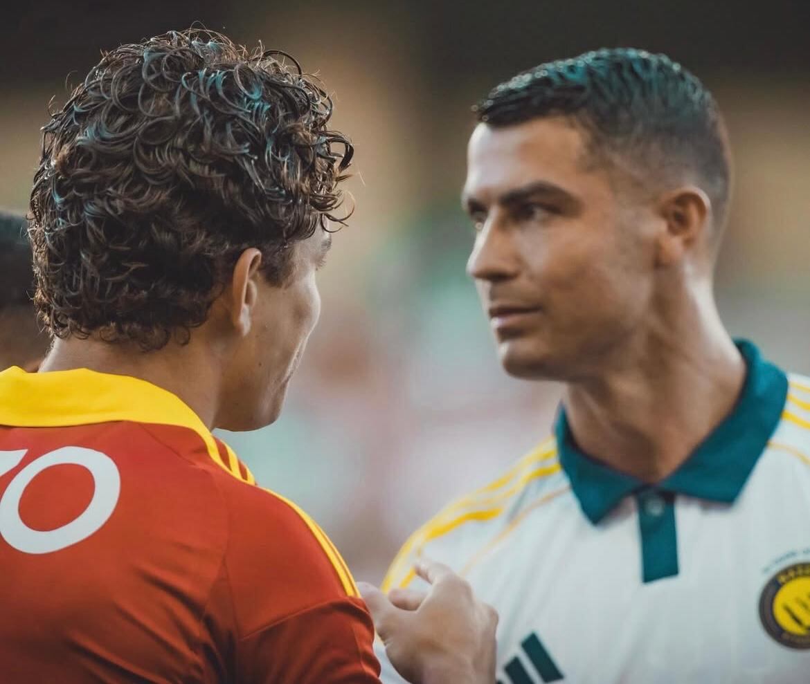 Brandon Aguilera y Cristiano Ronaldo, antes del amistoso entre Río Ave y Al Nassr en Portugal.
