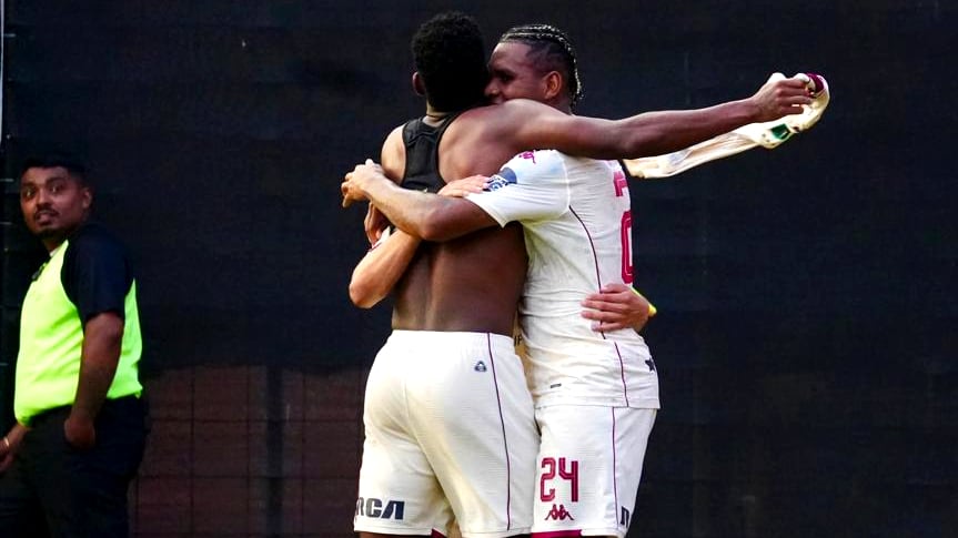 Tomas Rodriguez festeja su gol con Orlando Sinclair