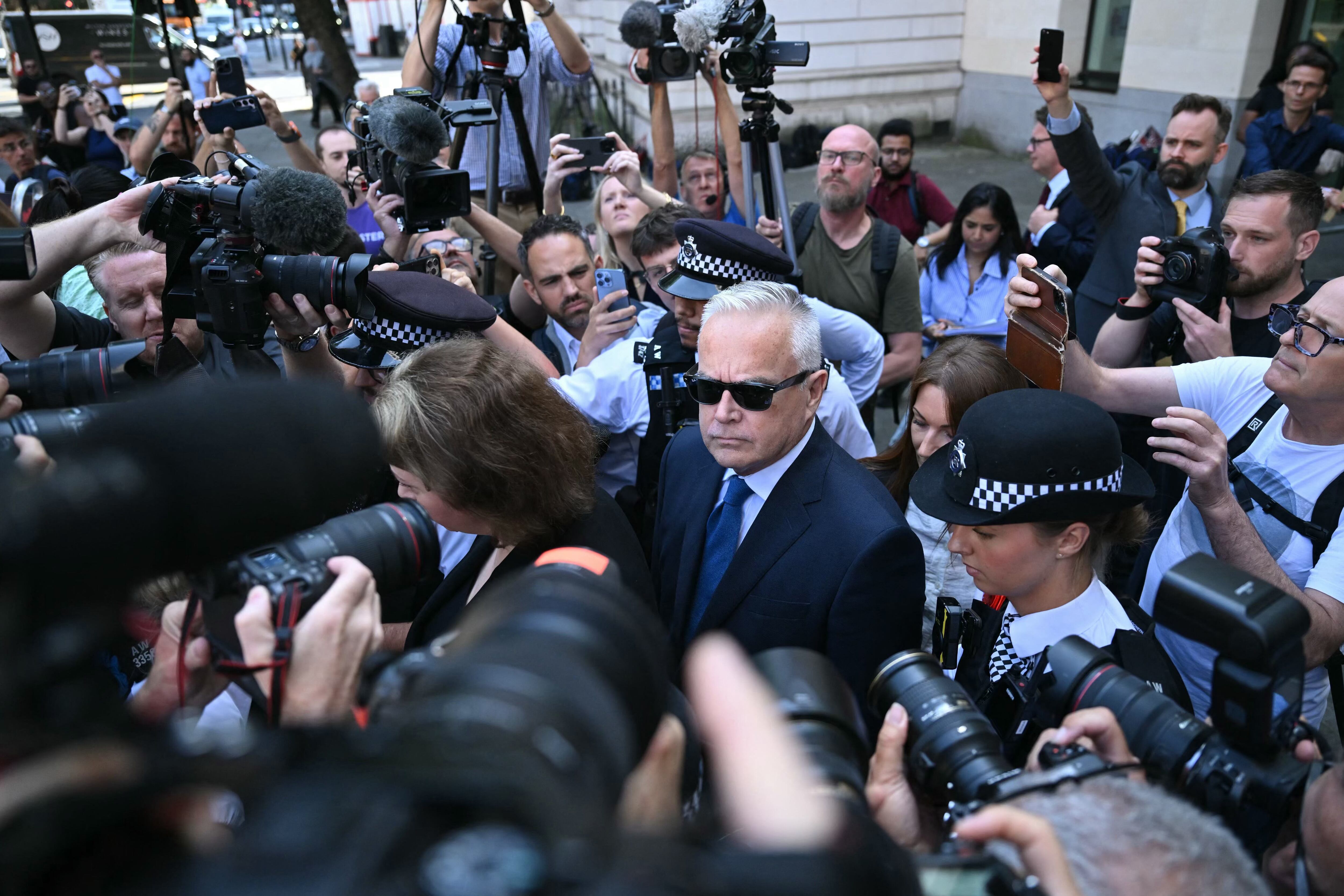 Huw Edwards, exfigura de la BBC, enfrenta hasta diez años de cárcel por delitos relacionados con imágenes indecentes de menores.