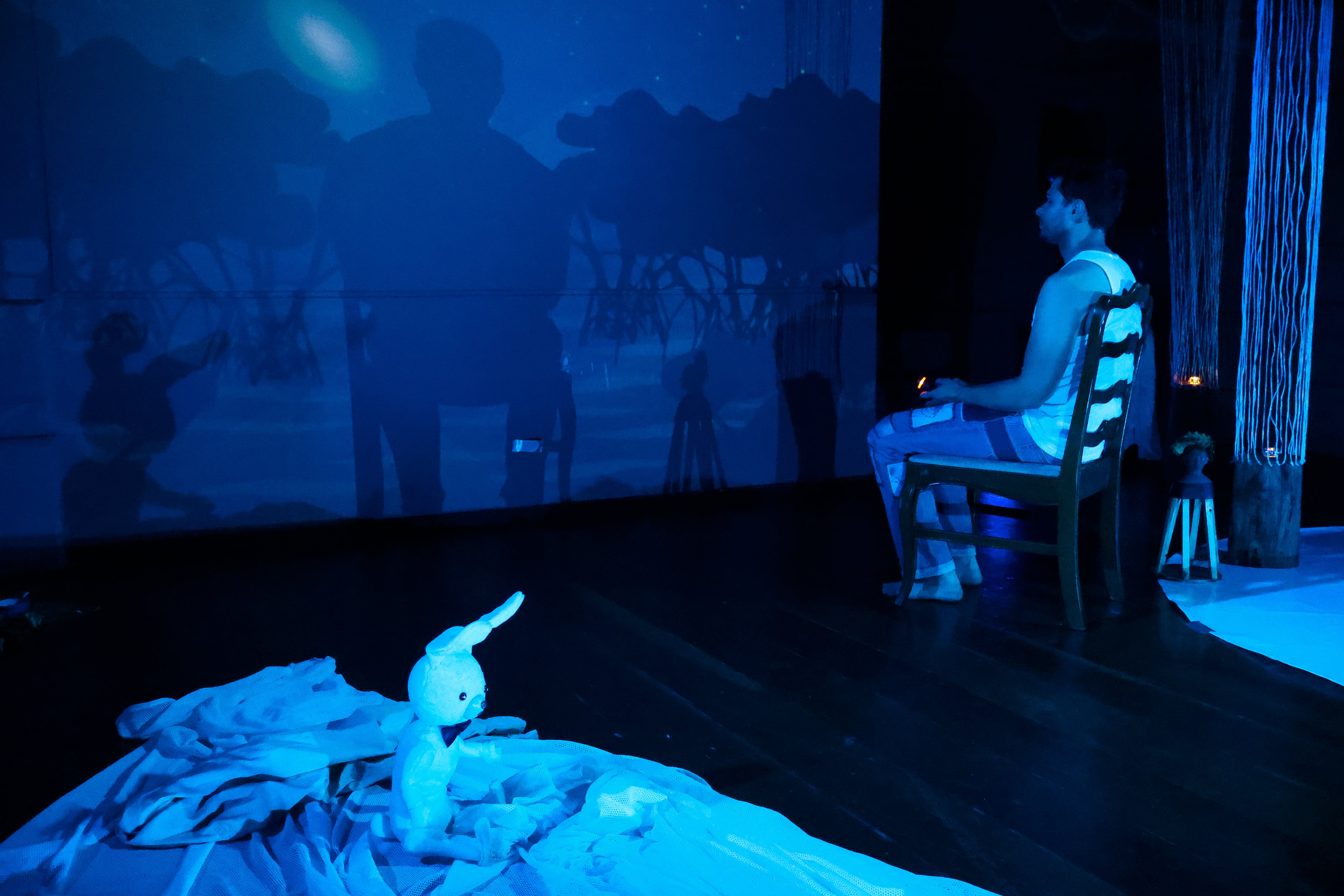 'Abrazo Fósil' se presenta en el Teatro Vargas Calvo hasta el 13 de setiembre, con funciones de jueves a domingo.