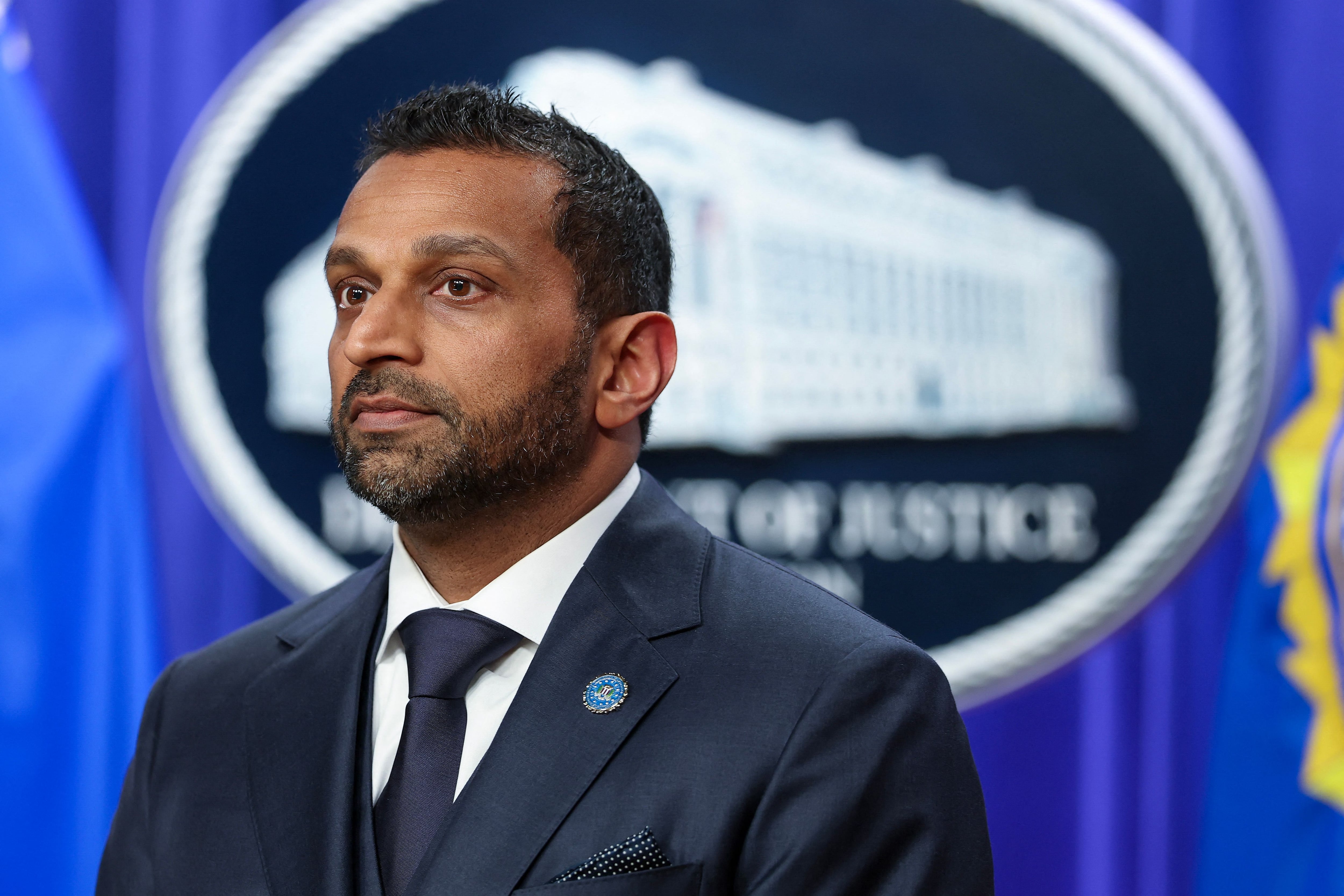 El director del FBI, Kash Patel, escucha al fiscal general interino Todd Blanche.