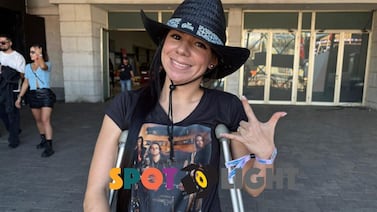 Ni un accidente de tránsito alejó a esta joven del Picnic: fue a ver a su banda favorita en muletas