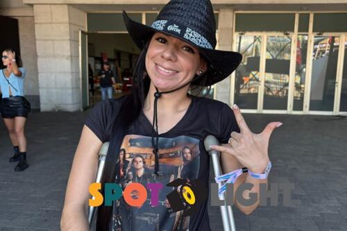 Ni un accidente de tránsito alejó a esta joven del Picnic: fue a ver a su banda favorita en muletas