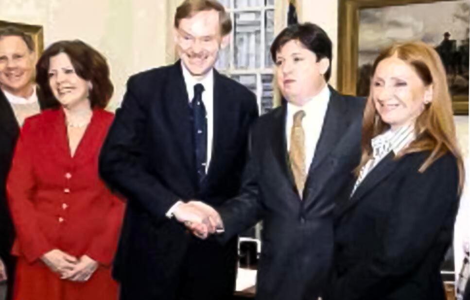 Dos hombres de traje se estrechan la mano en el contexto de la finalización de las negociaciones del DR-Cafta entre Estados Unidos y Costa Rica.