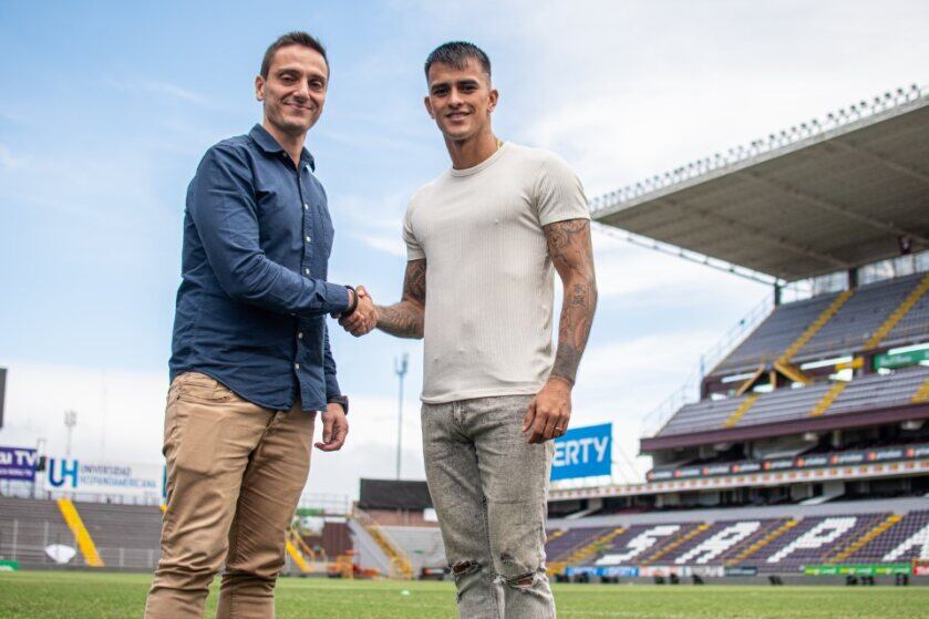 Yoserth Hernández fue recibido por el gerente deportivo del Saprissa, Sergio Gila. Foto: Prensa Saprissa
