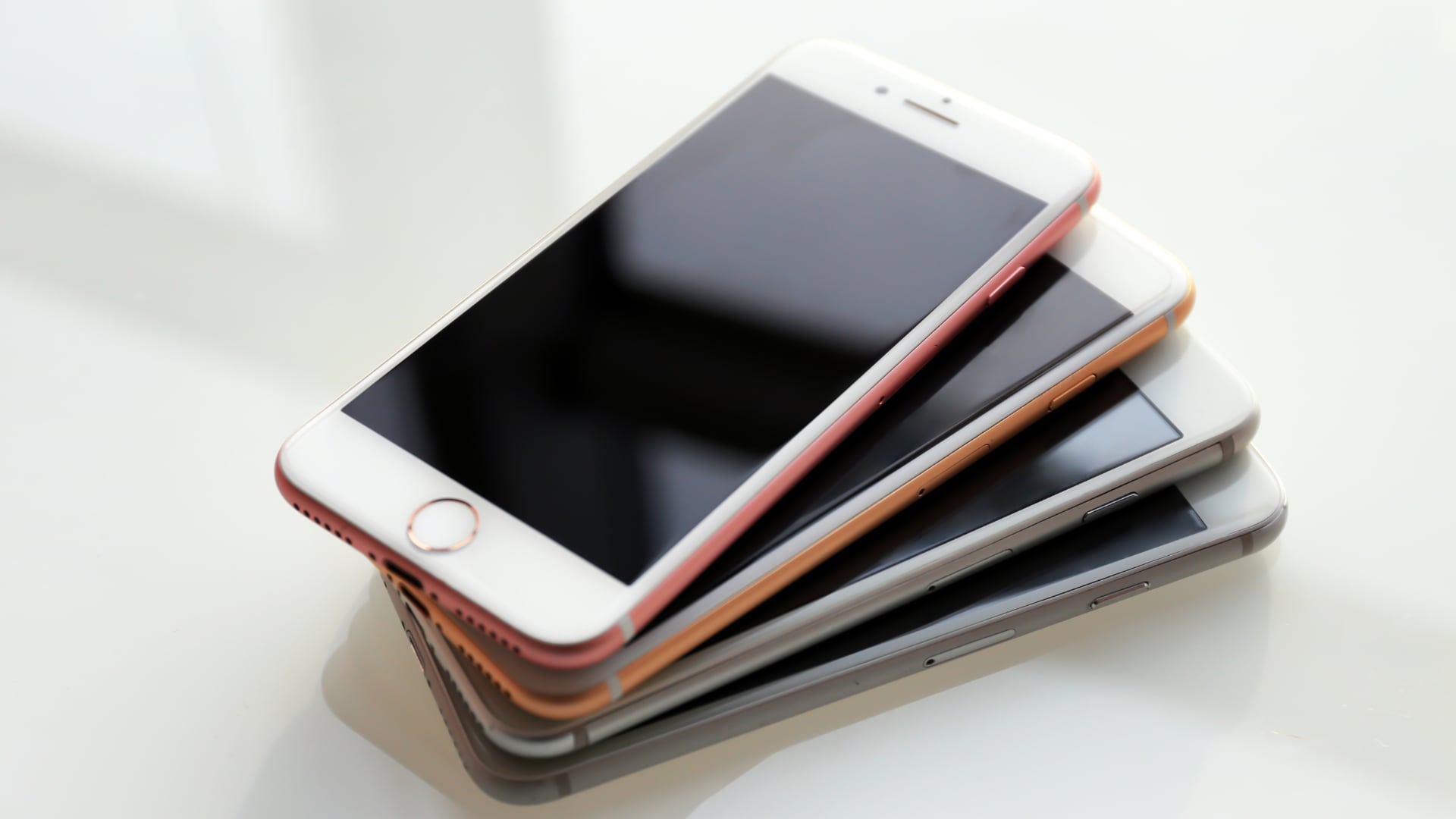 La expansión de la inteligencia artificial eleva los costos de memoria y obliga a fabricantes de teléfonos celulares a subir precios o reducir prestaciones.