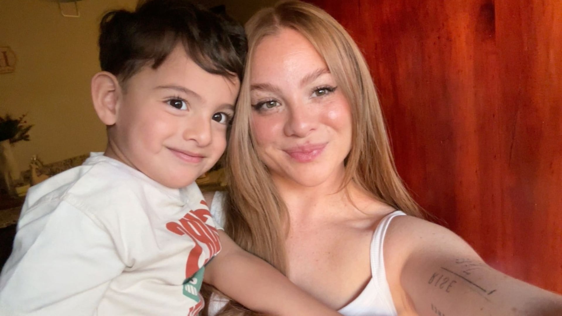 Tras la exitosa recuperación de su hijo, Ximena García comparte su experiencia para que otras familias pierdan el temor a los tratamientos correctivos.