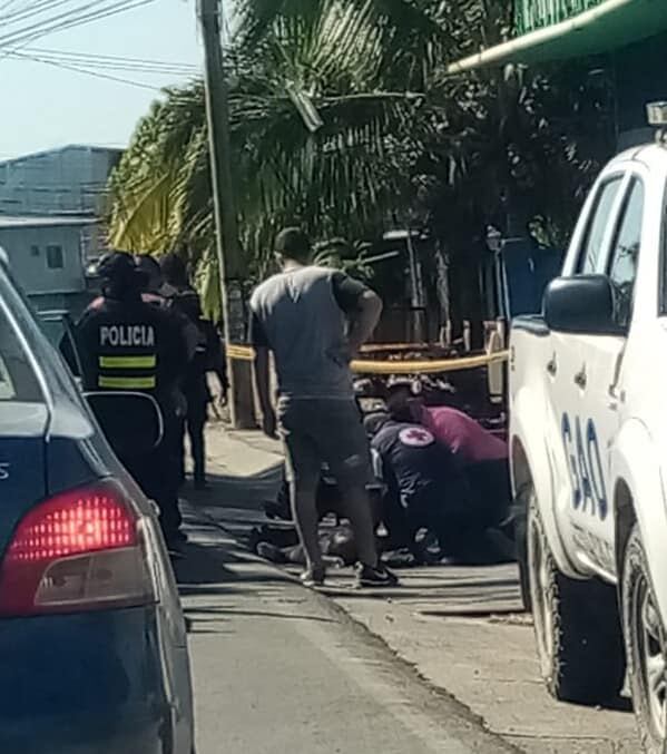 Cruzrojistas trasladaron al paciente en condición delicada al centro médico de Ciudad Neily, donde falleció poco después. Foto: Cortesía Colosal Informa.