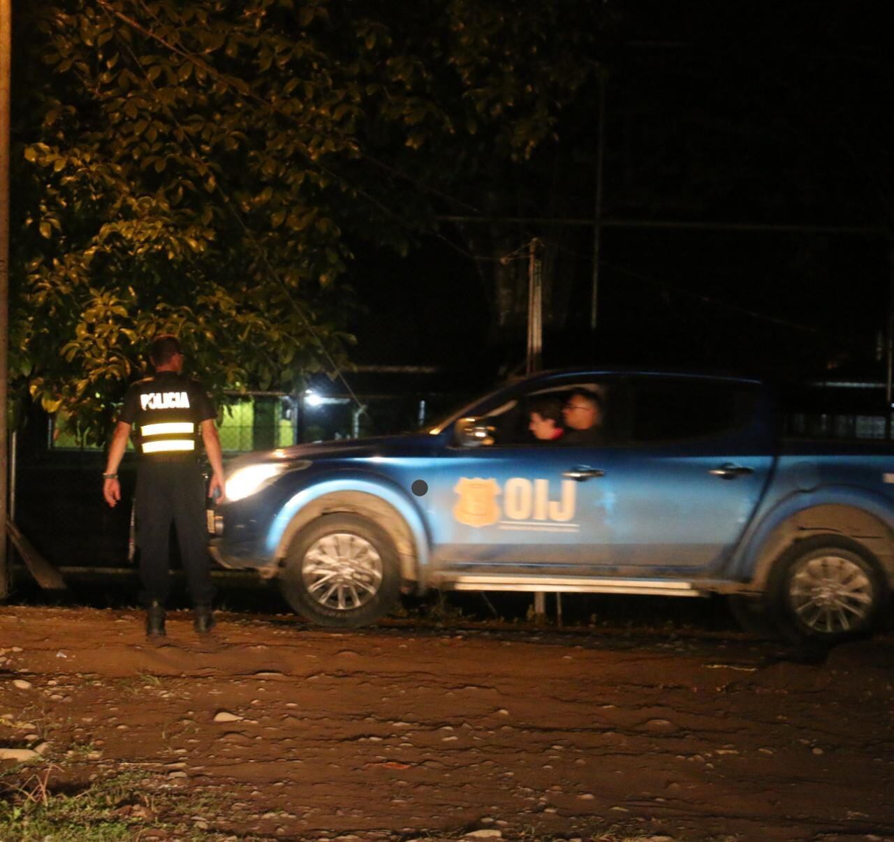 La madrugada de este sábado, agentes judiciales recolectaban indicios en el parqueo del bar y luego se trasladaron al hospital para levantar el cuerpo del baleado. Foto: Reiner Montero.