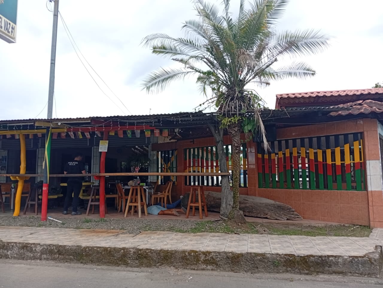 Agentes del OIJ allanaron varias propiedades en Cahuita, Talamanca, Limón, como parte de una pesquisa por homicidio y otros delitos.