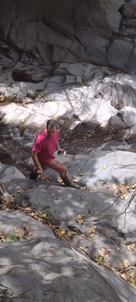 Marco Madriz, camina entre coladas de lava  milenarias que llegaron hasta Santiago de Paraísoñ Foto: Cortesía Martín Madriz Mata.