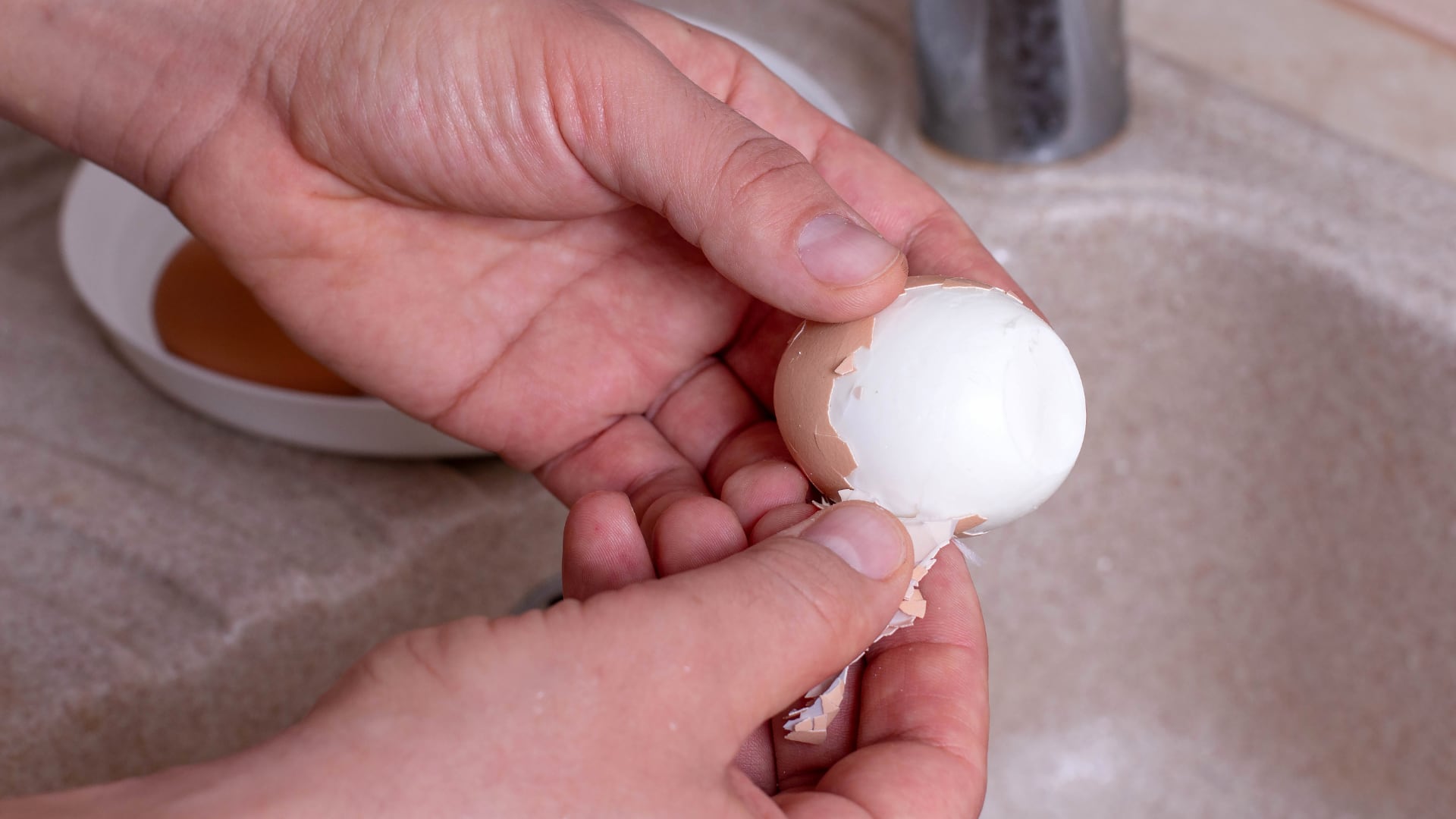 Un cambio en la cocción y el uso de bicarbonato o vinagre facilitan pelar huevos duros sin romper la clara.