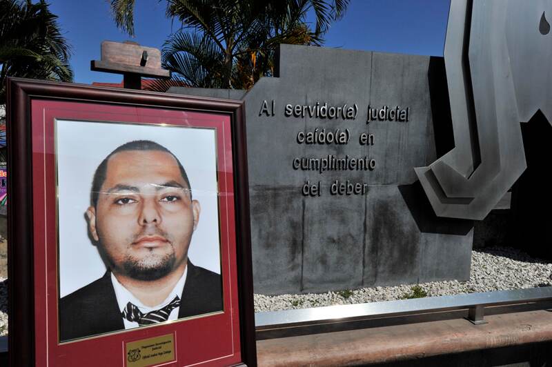 16/12/2015 El Organismo de Investigación Judicial (OIJ) rindió hoy un homenaje al oficial Jesús Andrés Vega Zúñiga, quien falleció el 14 de mayo pasado durante un entrenamiento que se realizaba en un sector montañoso en Guácimo, Limón.
La acto, que se realizó en la Plaza de la Justicia, al costado norte del edificio del OIJ en San José, consistió en la colocación de un placa con el nombre del agente muerto, en el Monumento al Servidor Judicial Caído en el Cumplimiento del Deber. Foto de Andres Vega Zúñiga Foto Alonso Tenorio