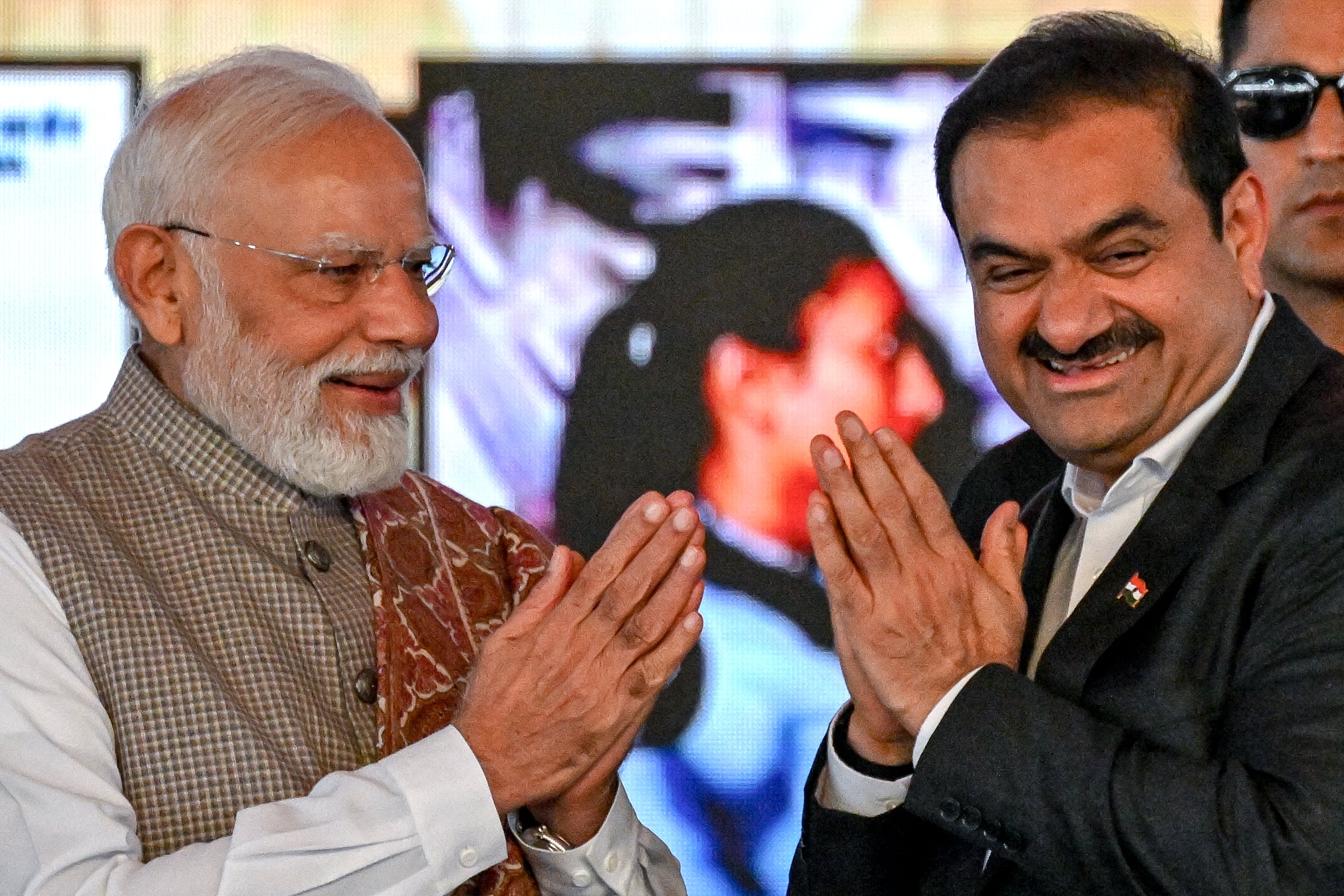 El primer ministro de India, Narendra Modi (izquierda), saluda a Gautam Adani, presidente del conglomerado indio Grupo Adani, durante la ceremonia de inauguración de la primera fase del Aeropuerto Internacional Navi Mumbai, en Navi Mumbai, el 8 de octubre de 2025. (Foto: Punit Paranjpe / AFP).