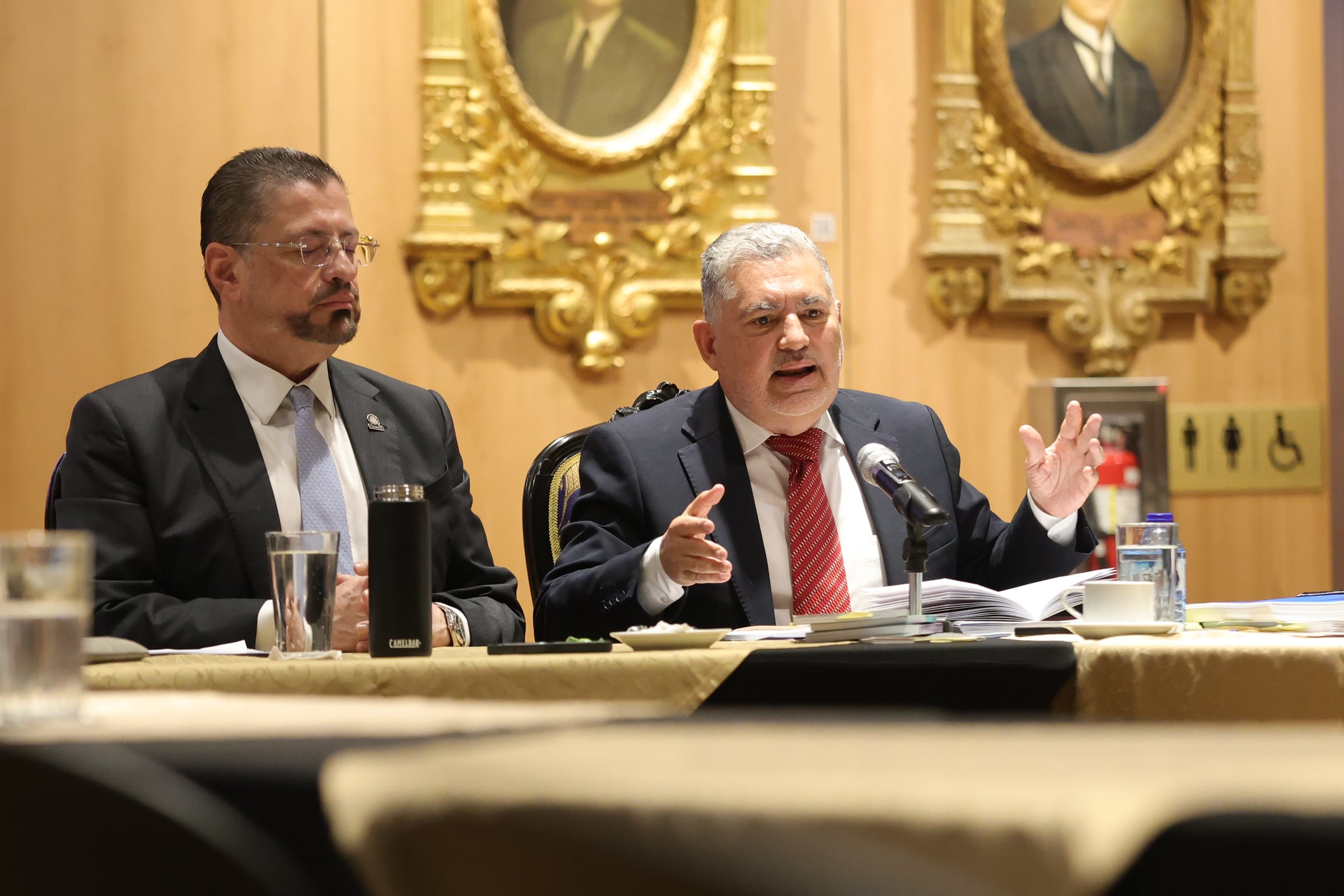 22/08/2025 El presidente de la República, Rodrigo Chaves, comparece hoy en el Salón de Expresidentes y Expresidenta de la República, ante la comisión legislativa especial encargada de determinar si procede abrirle una causa penal en su contra. y ministro de Cultura Jorge Rodríguez. Foto John Durán