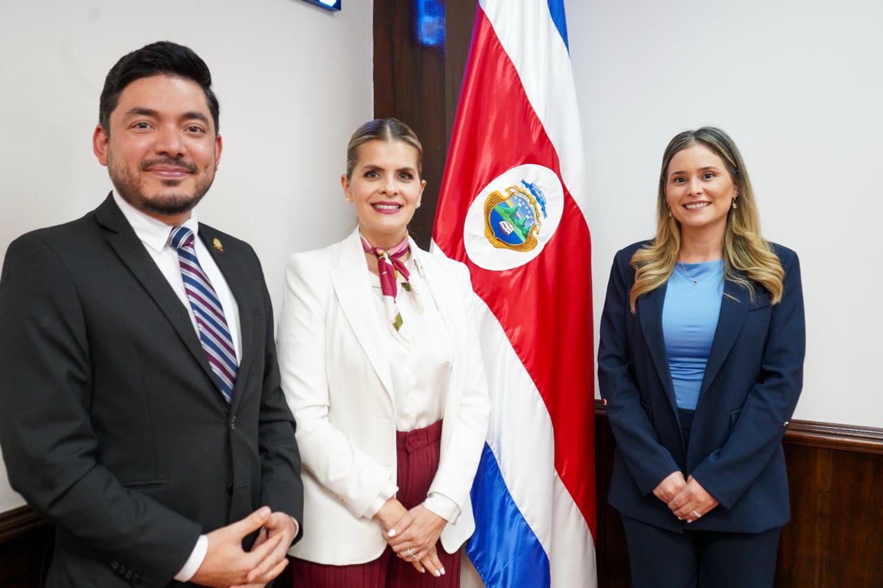 De izquierda a derecha: Leonardo Sánchez, ministro MEP; Laura Fernández, presidenta de la República; y María Fernanda Durán, nueva viceministra.