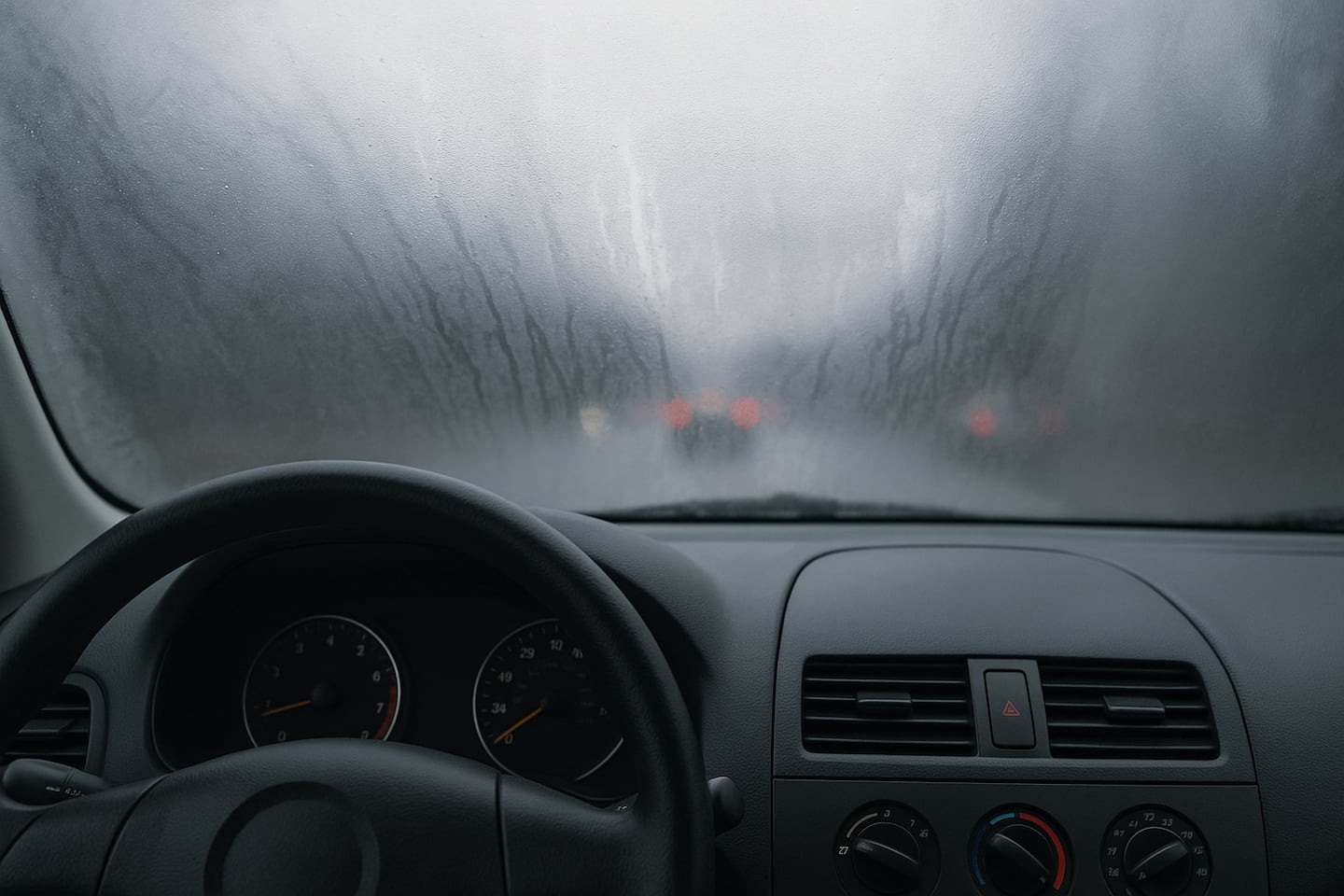 Cómo desempañar los vidrios del auto sin usar el aire acondicionado